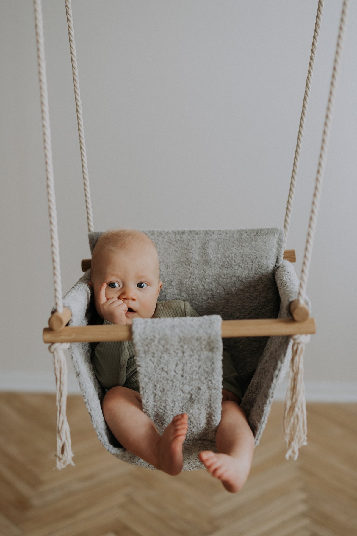 Závěsná houpačka pro miminko Nofi KIDS BaBi z kamenně šedého bouclé s dubovými tyčemi – pohled 3