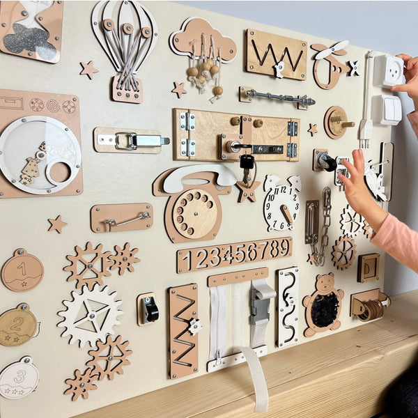 Dítě si hraje s extra velkým activity boardem na zeď BusyBunnyToys 60 × 80 cm, béžové provedení