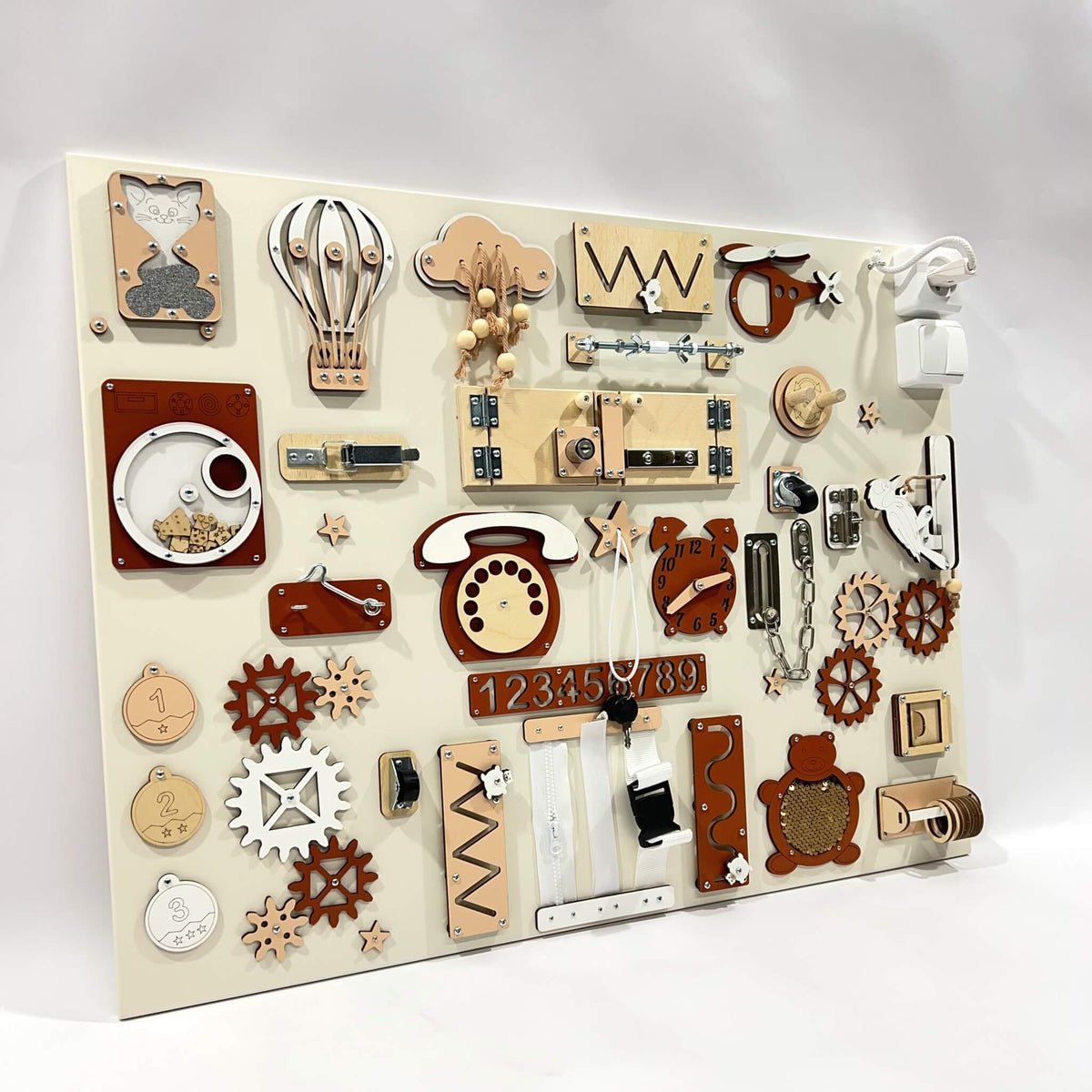 Extra velký activity board na zeď BusyBunnyToys 60 × 80 cm, terakotové provedení, pohled z boku