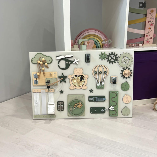 Montessori activity board na zeď BusyBunnyToys 40 × 60 cm, šalvějově zelené provedení v dětském pokoji