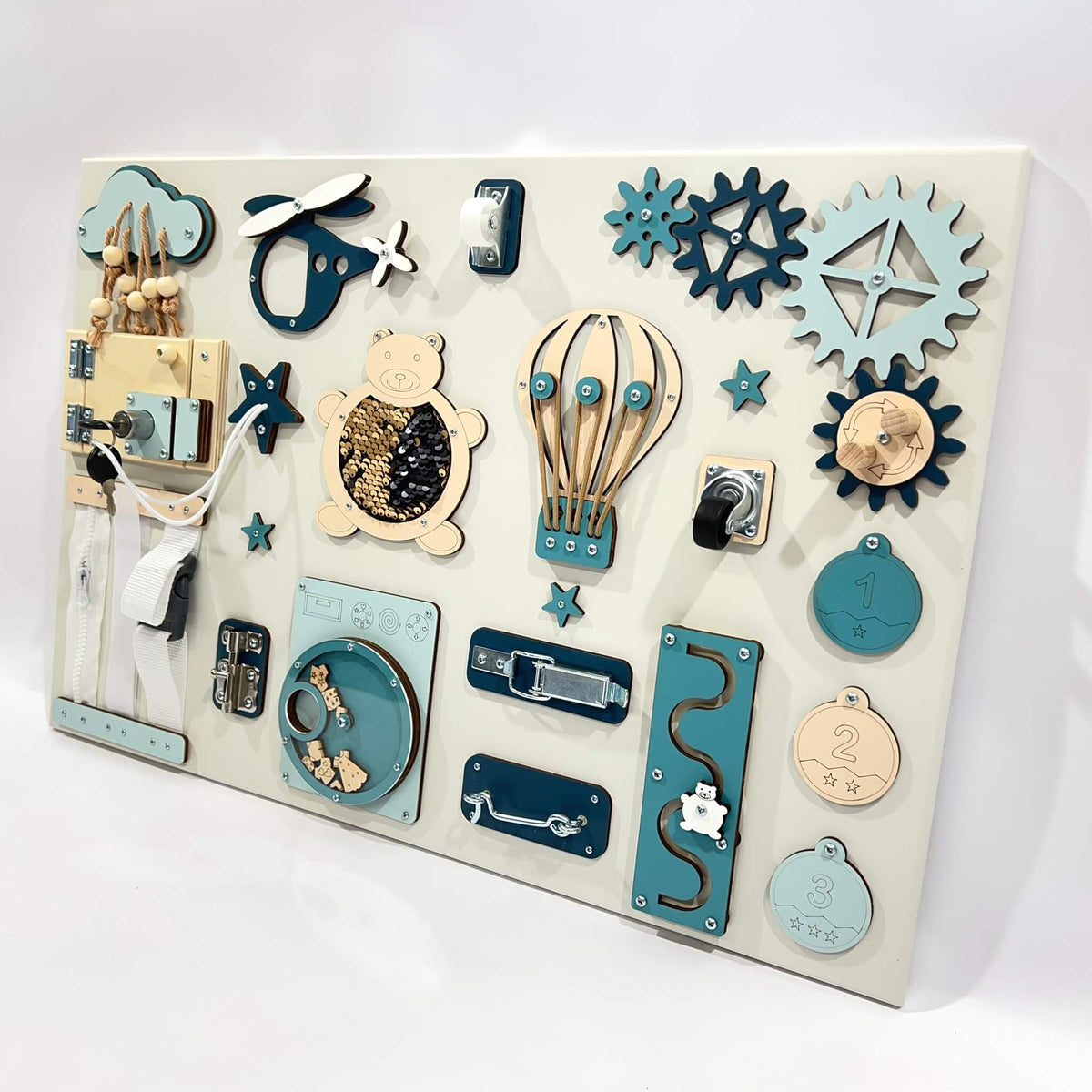 Montessori activity board na zeď BusyBunnyToys 40 × 60 cm, petrolejové provedení, pohled z boku – fotka 5