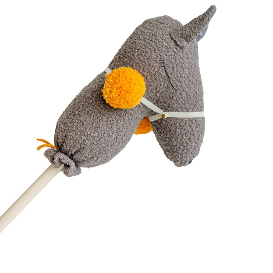 Hobby horse lama Minicamp na dřevěné tyči, šedá hlava z buklé se stříbrným střapcem a bambulkami – pohled 2