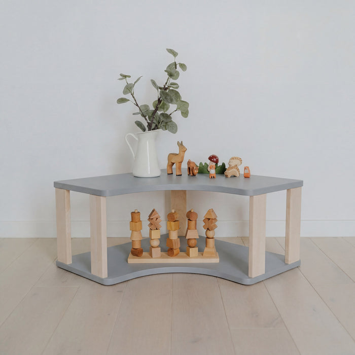 Rohový Montessori regál na hračky Corner One Little Pine – 60 × 60 cm, 2 police, světle šedá / čirý olej