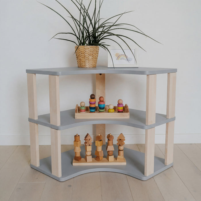 Rohový Montessori regál na hračky Corner One Little Pine – 60 × 60 cm, 3 police, světle šedá / čirý olej