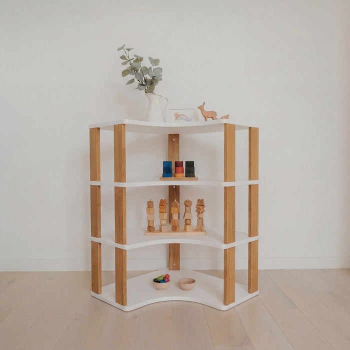 Rohový Montessori regál na hračky Corner One Little Pine – 60 × 60 cm, 4 police, bílá / hnědý olej