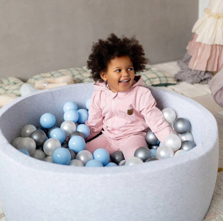 Bazének s míčky Plush Nest, světle šedá bavlna 90 × 30 cm, světle modré, stříbrné a perleťové míčky – fotografie 7