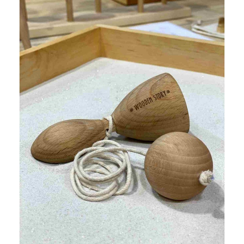 Dřevěný lapač kuličky Wooden Story, kalíšek a kulička na provázku – pohled 4