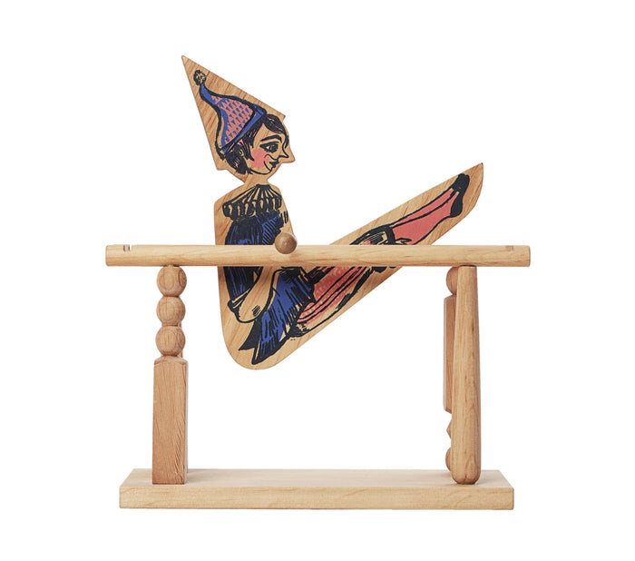 Dřevěný akrobat na hrazdě Wooden Story – chlapec