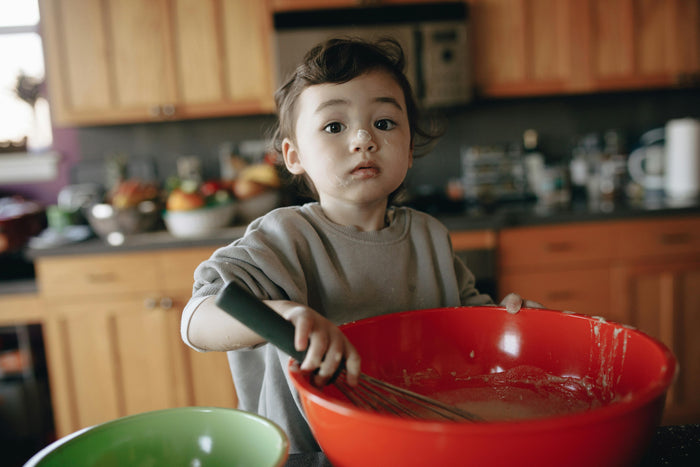 Montessori v kuchyni: Jak zapojit batole do vaření a stolování