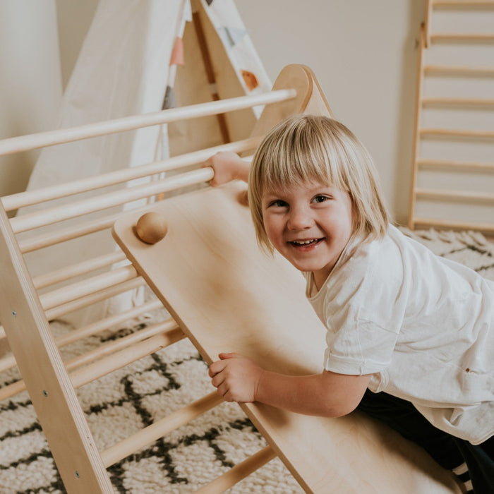 Domácí hřiště podle Montessori: Piklerův trojúhelník, švédské žebřiny a rampa leg&go