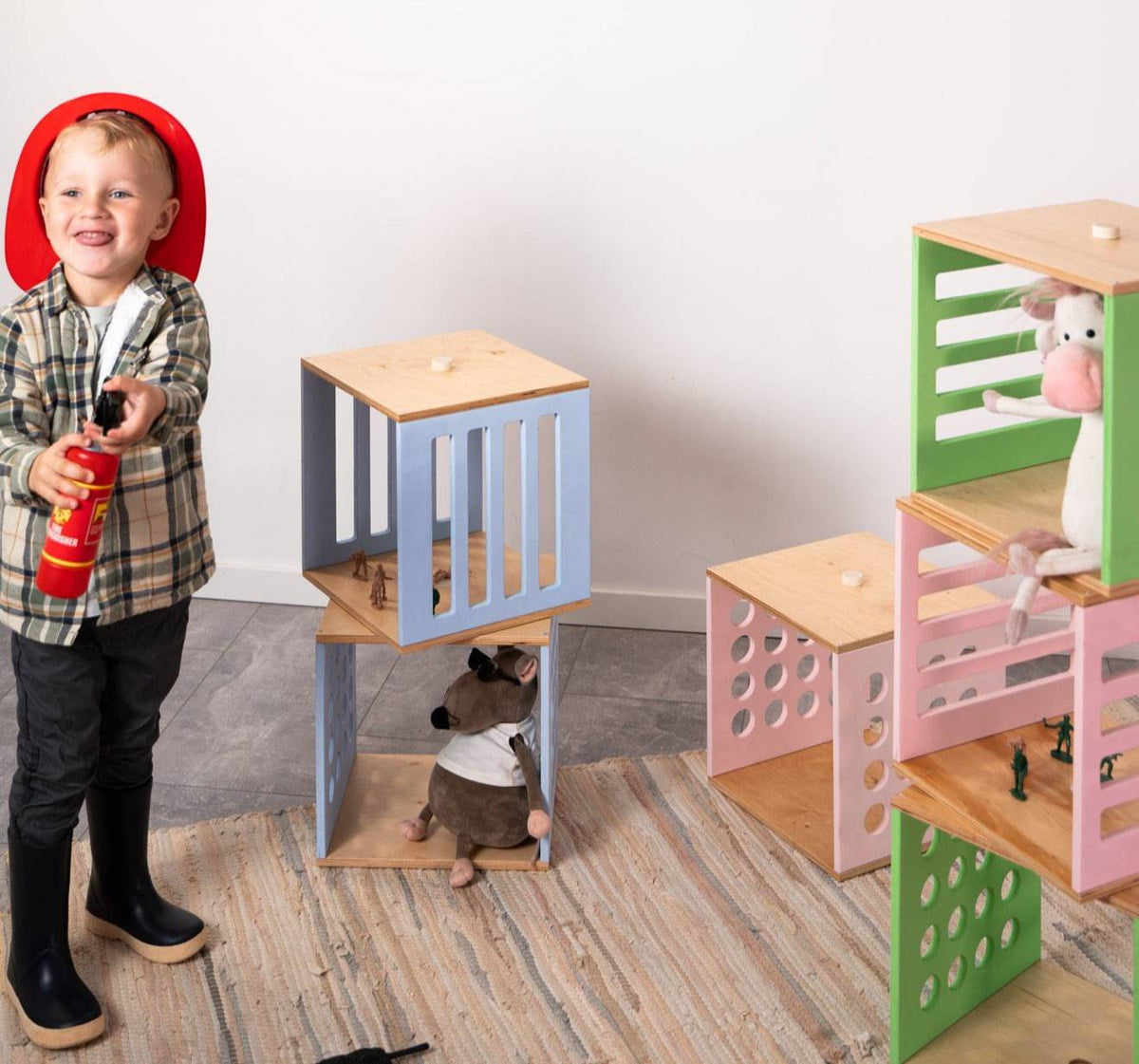 Ewart Woods – boxy na hračky, úložná kostka a police na zeď