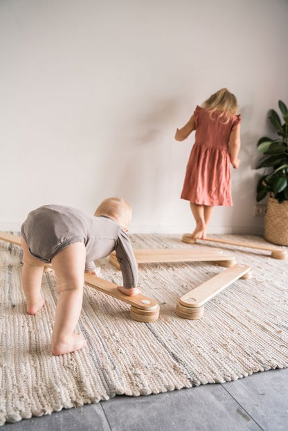 Děti si hrají s balančními kladinami Ewart Woods