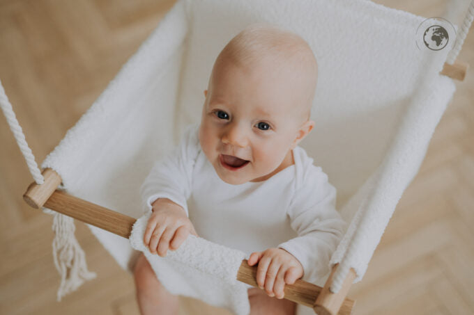 Houpačka pro miminko Nofi KIDS BaBi ze sněhově bílého bouclé s dubovými tyčemi – pohled 2