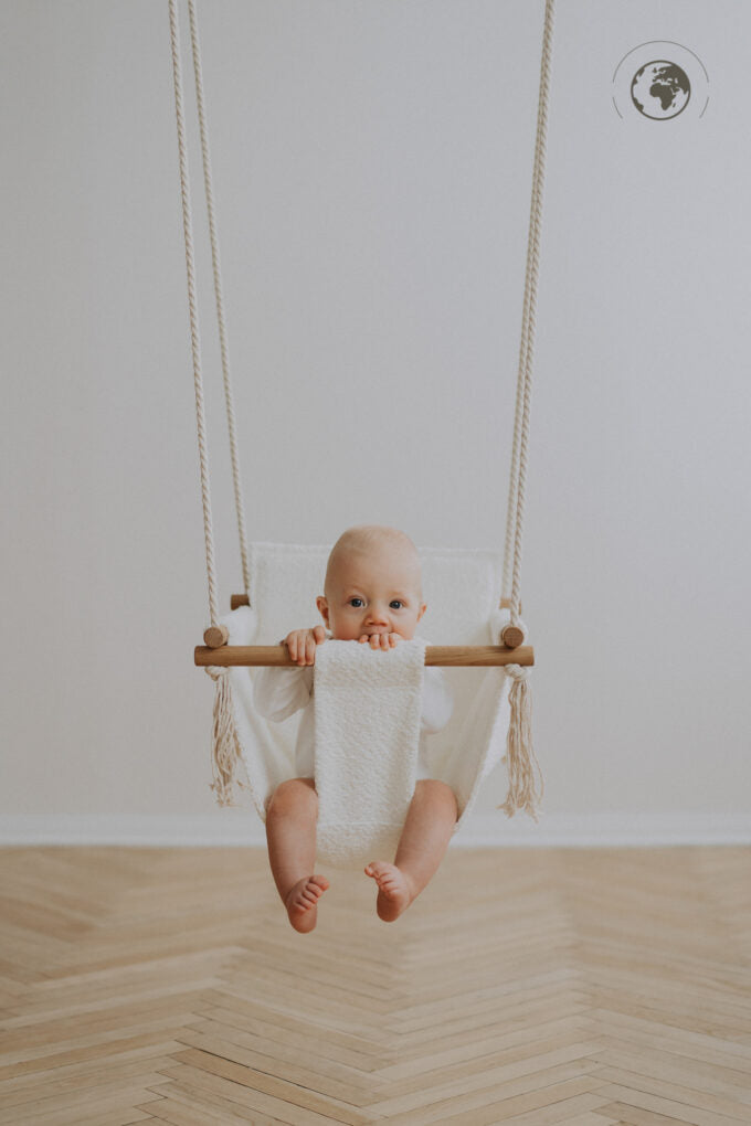 Houpačka pro miminko Nofi KIDS BaBi ze sněhově bílého bouclé s dubovými tyčemi – pohled 3