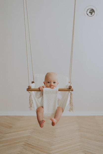 Houpačka pro miminko Nofi KIDS BaBi ze sněhově bílého bouclé s dubovými tyčemi – pohled 3