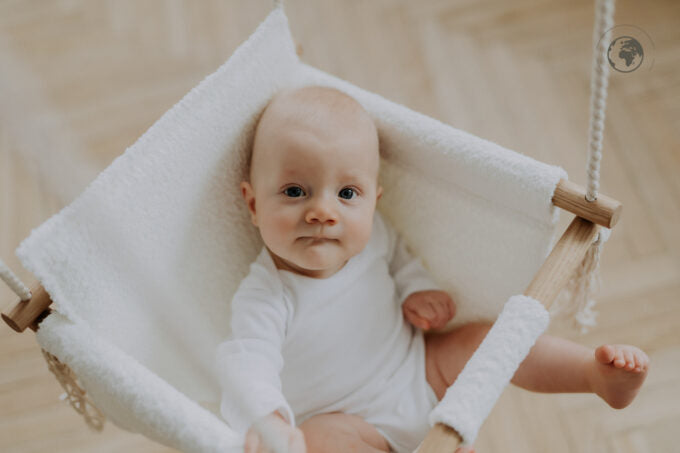 Houpačka pro miminko Nofi KIDS BaBi ze sněhově bílého bouclé s dubovými tyčemi – pohled 4