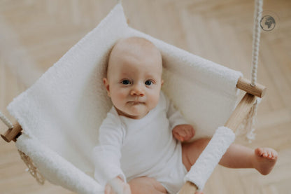 Houpačka pro miminko Nofi KIDS BaBi ze sněhově bílého bouclé s dubovými tyčemi – pohled 4