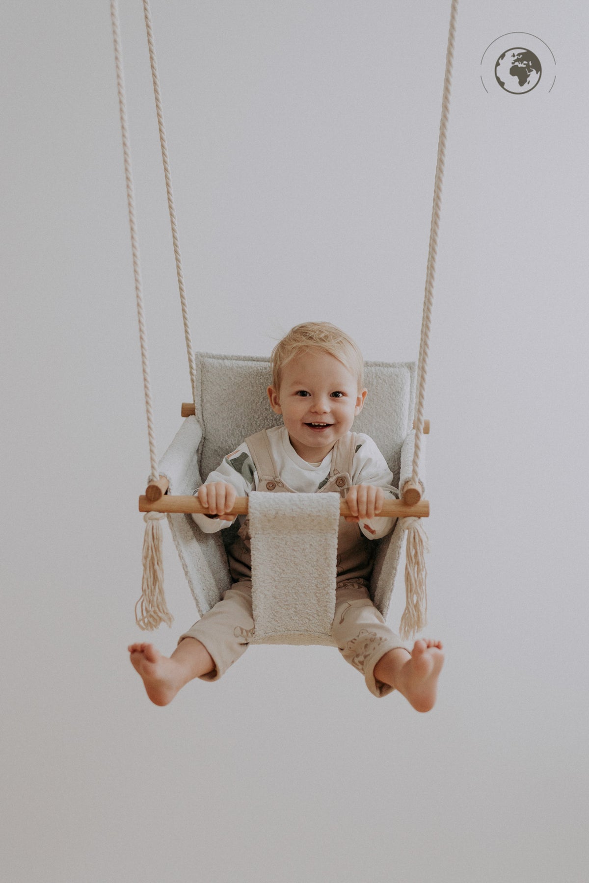 Houpačka pro miminko Nofi KIDS BaBi z ledově šedého bouclé s dubovými tyčemi a bavlněnými lany