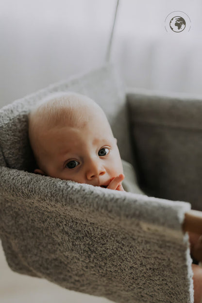 Tmavě šedá látková houpačka pro miminko Nofi KIDS BaBi z bouclé s dubovými tyčemi – pohled 3