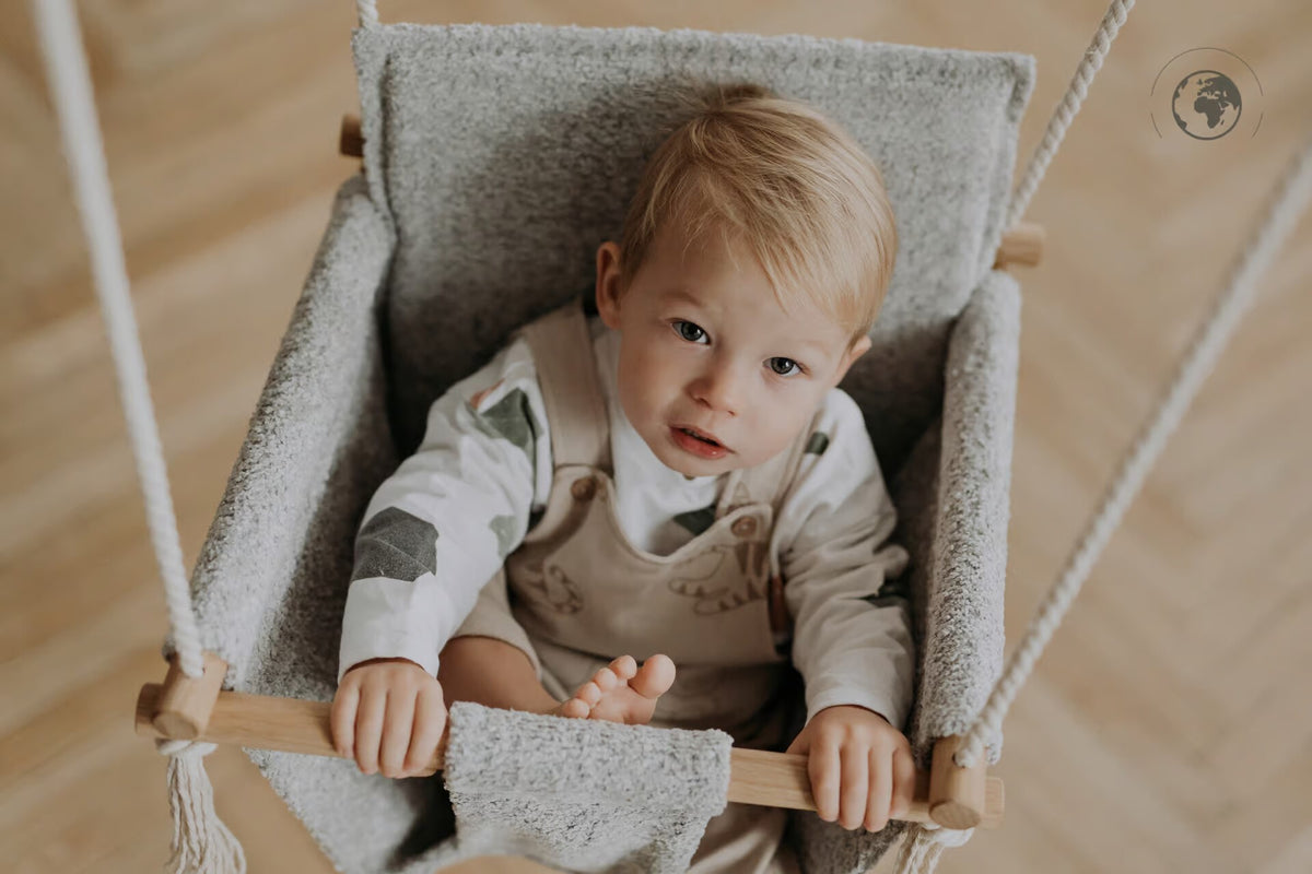Tmavě šedá látková houpačka pro miminko Nofi KIDS BaBi z bouclé s dubovými tyčemi – pohled 4