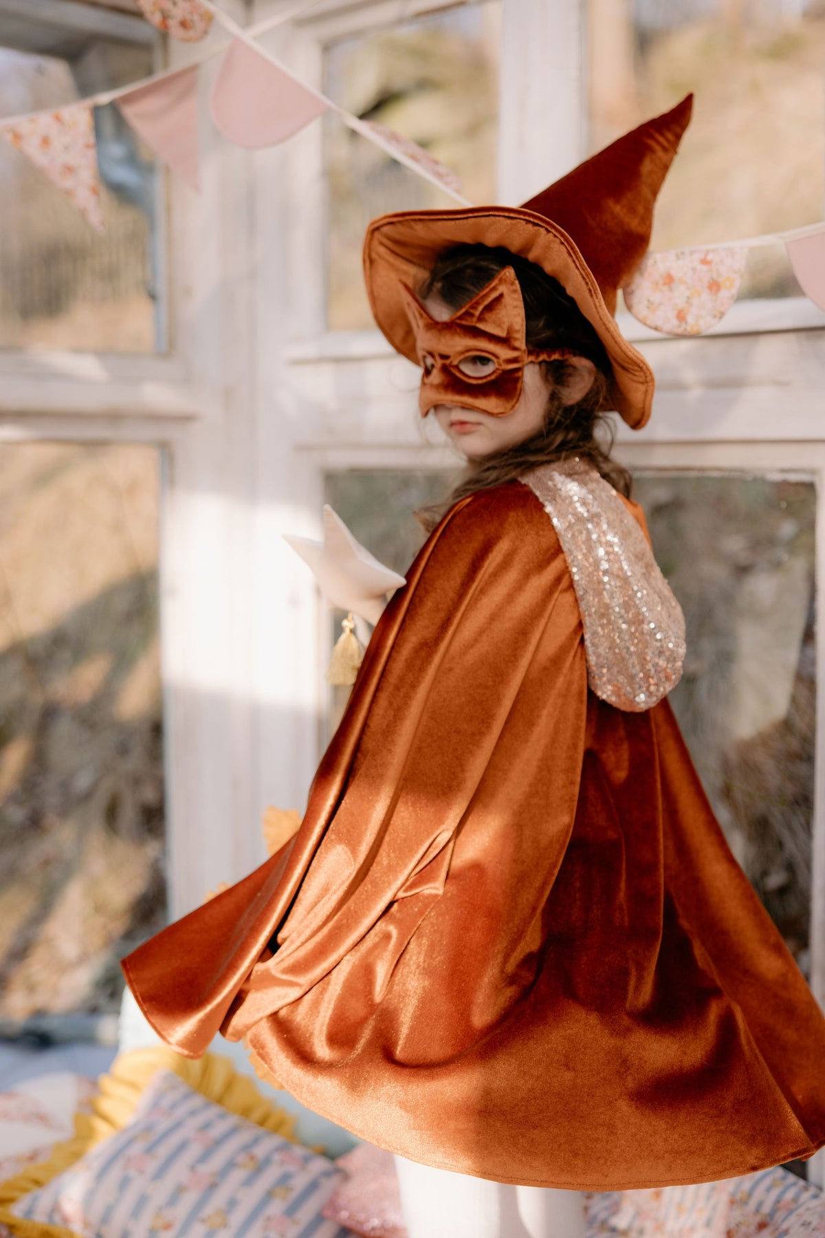 Zrzavá dětská pelerína s kapucí moi mili na Halloween, lesklý velur, otvory na ruce – fotografie 3