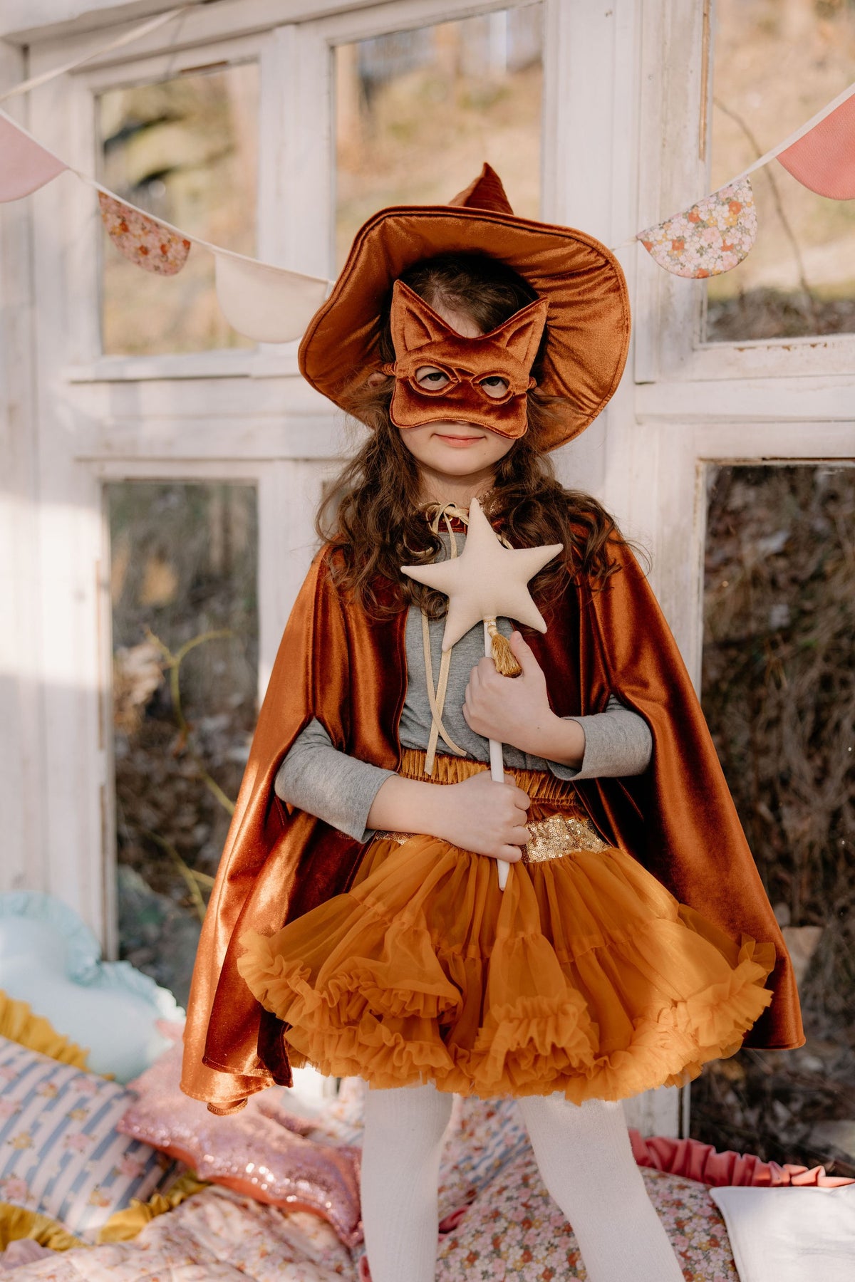 Zrzavá dětská pelerína s kapucí moi mili na Halloween, lesklý velur, otvory na ruce – fotografie 2