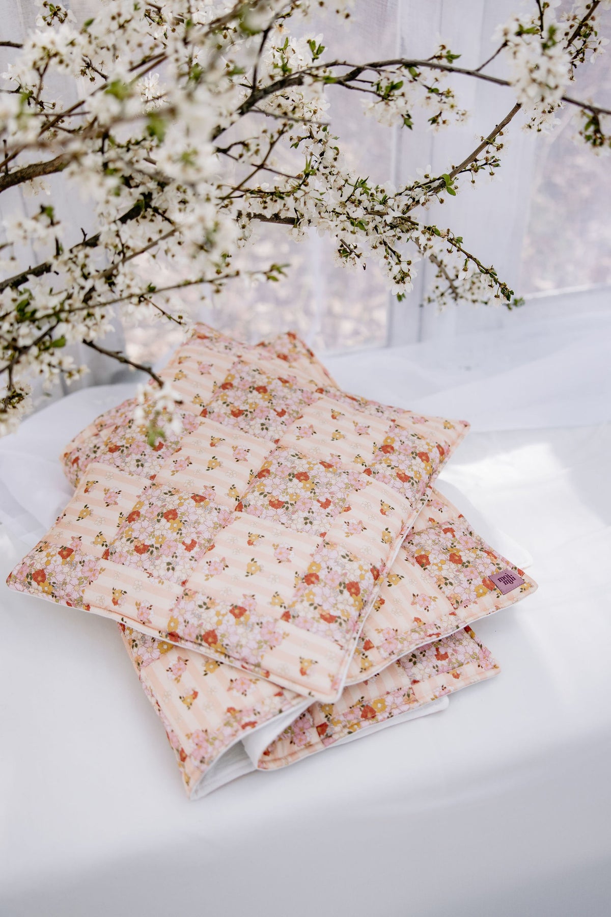 Velká prošívaná patchworková deka s polštářem moi mili 95 × 135 cm, potisk Spring Garden – fotografie 4