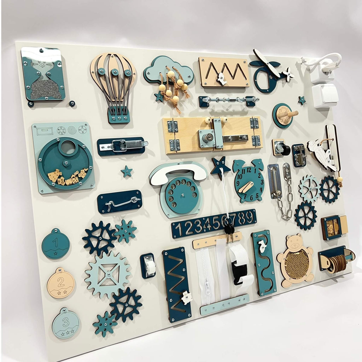 Extra velký activity board na zeď BusyBunnyToys 60 × 80 cm, petrolejové provedení, pohled z boku