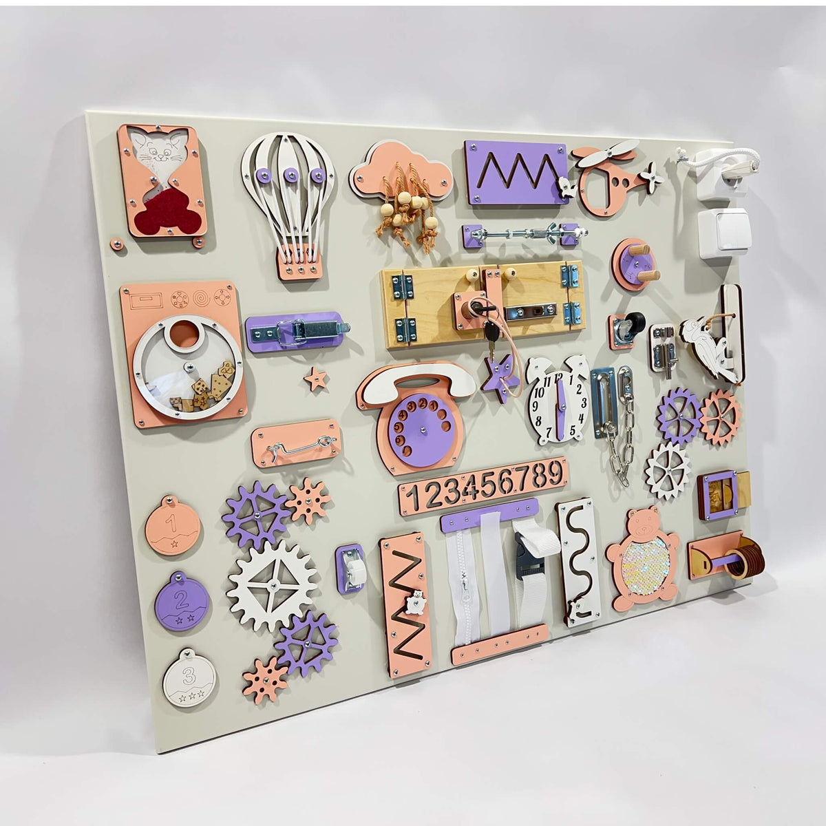 Extra velký activity board na zeď BusyBunnyToys 60 × 80 cm, růžovo-fialové provedení, pohled z boku