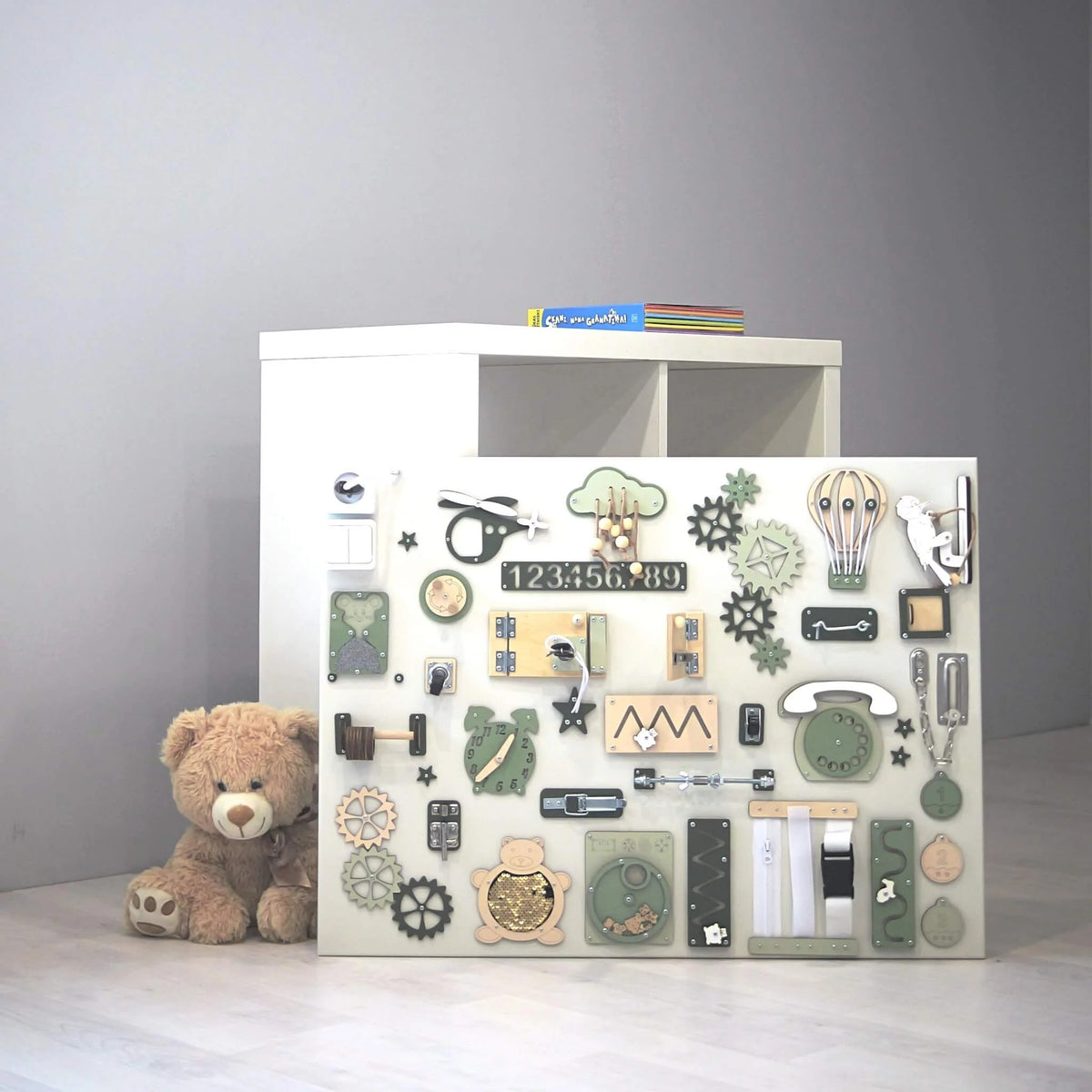 Extra velký senzorický activity board na zeď BusyBunnyToys 60 × 80 cm, šalvějově zelené provedení v dětském pokoji