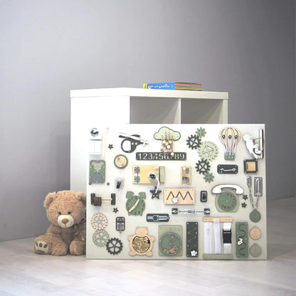 Extra velký senzorický activity board na zeď BusyBunnyToys 60 × 80 cm, šalvějově zelené provedení v dětském pokoji