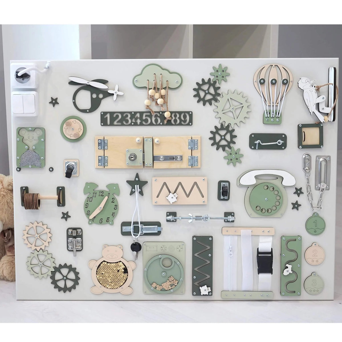 Extra velký senzorický activity board na zeď BusyBunnyToys 60 × 80 cm, šalvějově zelené provedení – fotka 5