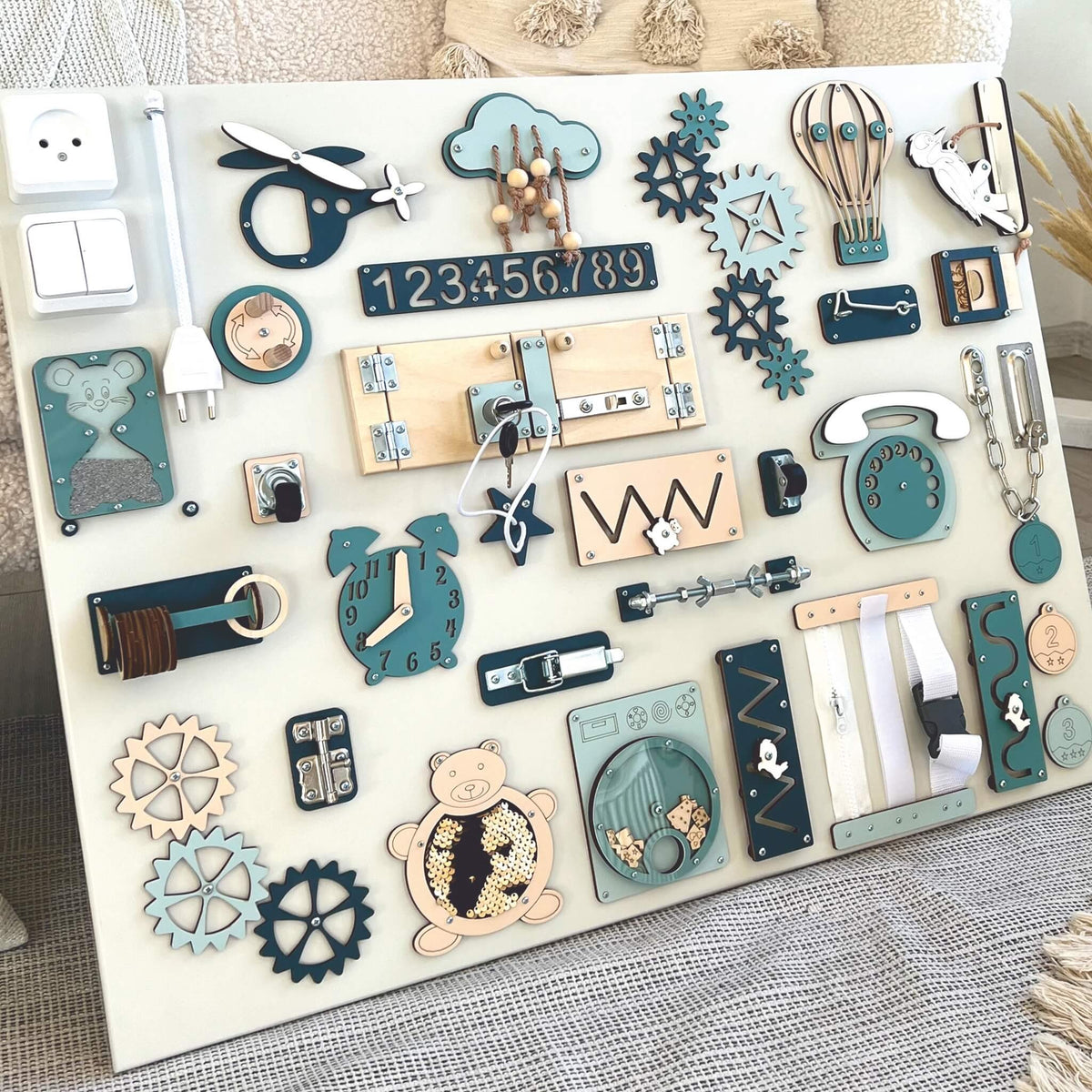 Extra velký senzorický activity board na zeď BusyBunnyToys 60 × 80 cm, petrolejové provedení, pohled z boku