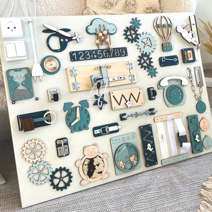 Extra velký senzorický activity board na zeď BusyBunnyToys 60 × 80 cm, petrolejové provedení, pohled z boku