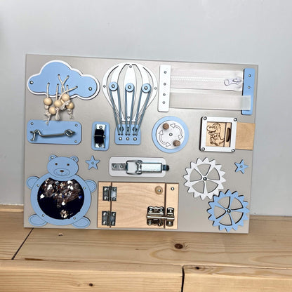 Malý activity board s dvířky BusyBunnyToys 30 × 40 cm, světle modré provedení – fotka 3