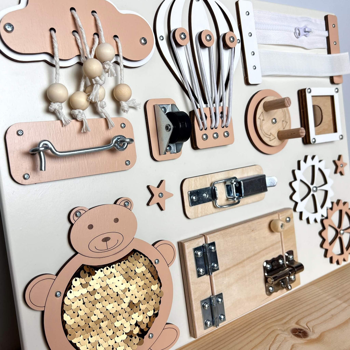 Malý activity board s dvířky BusyBunnyToys 30 × 40 cm, béžové provedení, detail prvků