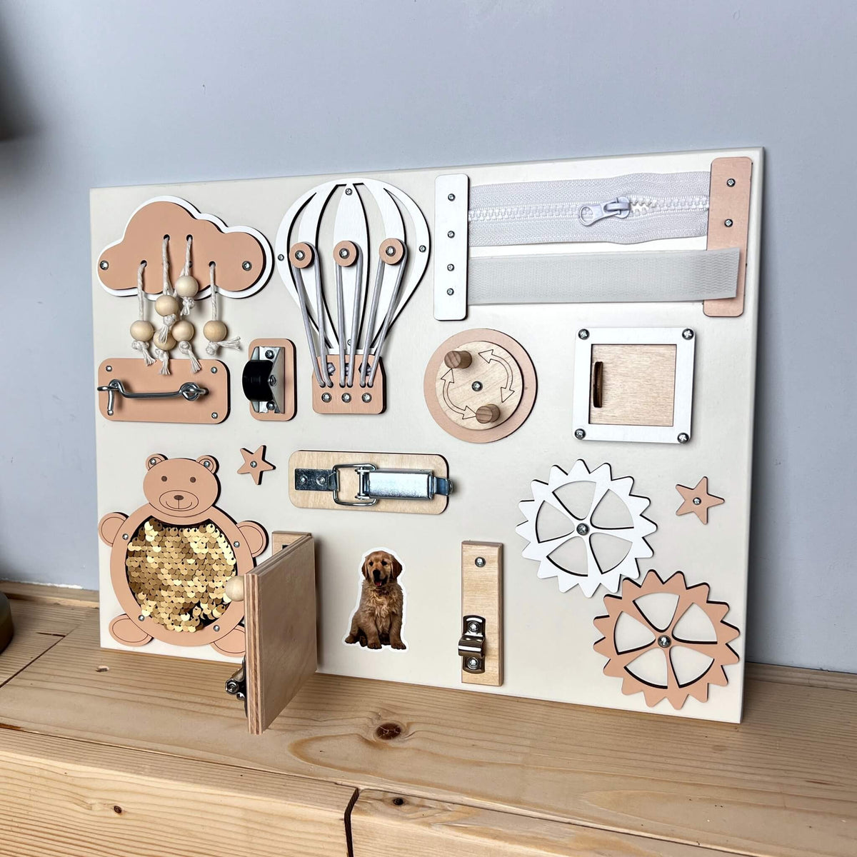 Malý activity board s dvířky BusyBunnyToys 30 × 40 cm, béžové provedení, pohled z boku – fotka 6