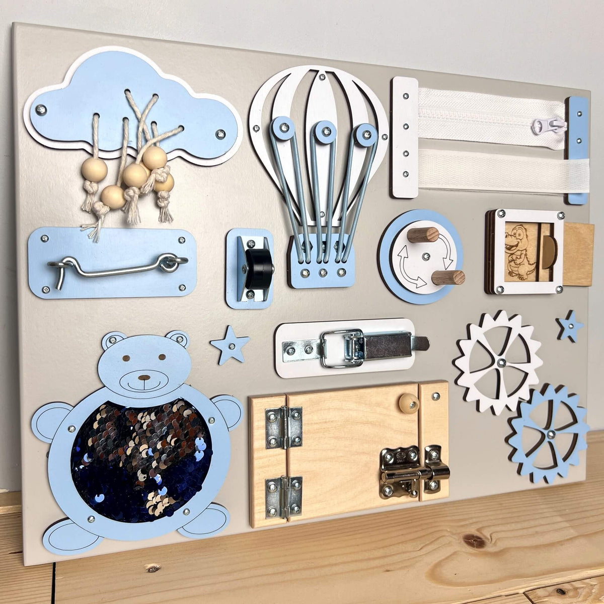 Malý activity board s dvířky BusyBunnyToys 30 × 40 cm, světle modré provedení