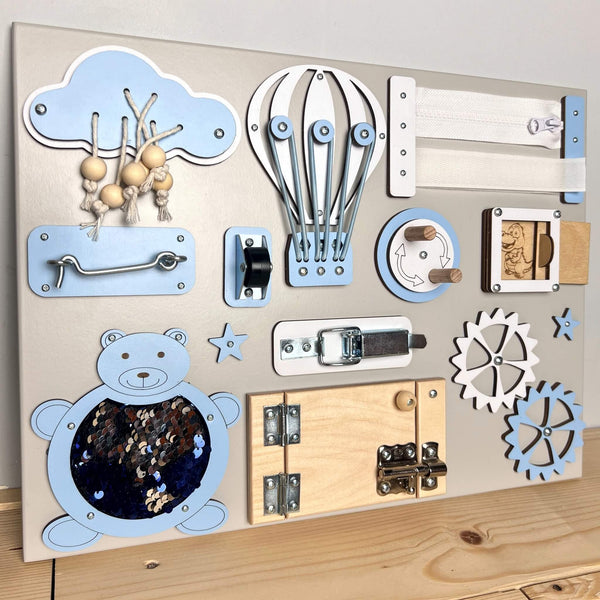 Malý activity board s dvířky BusyBunnyToys 30 × 40 cm, světle modré provedení