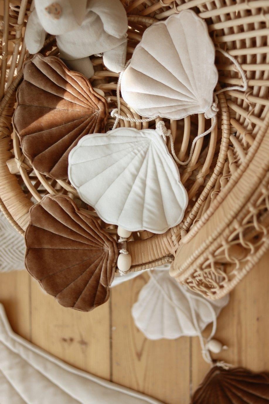 Sametová girlanda moi mili Beige Pearl se sedmi mušlemi v hnědé, béžové a krémové, 3 m – fotografie 4
