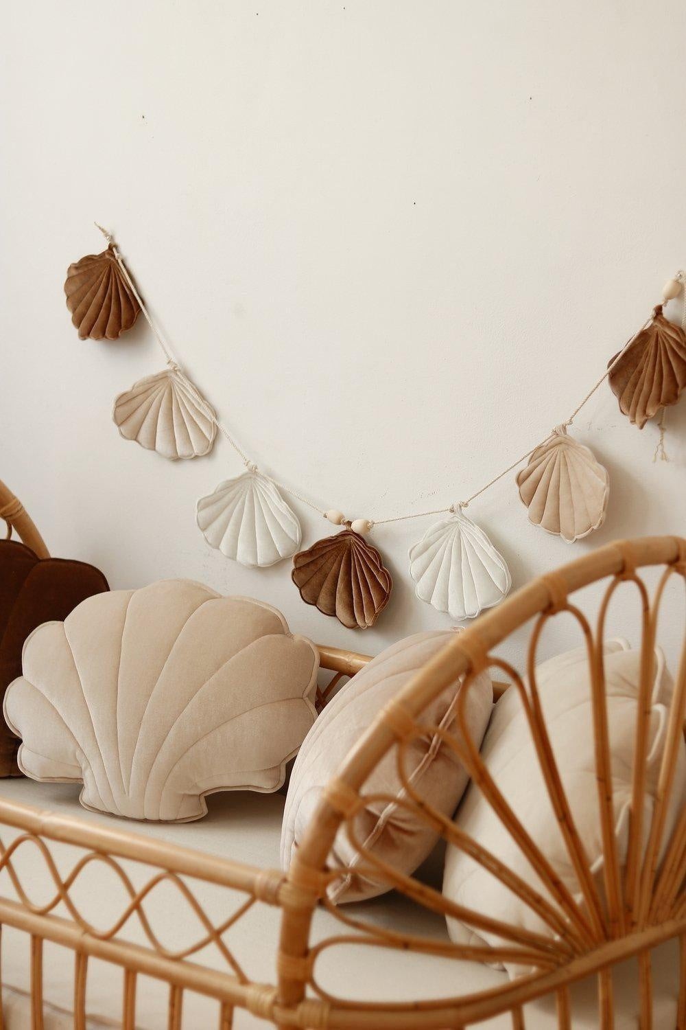 Sametová girlanda moi mili Beige Pearl se sedmi mušlemi v hnědé, béžové a krémové, 3 m