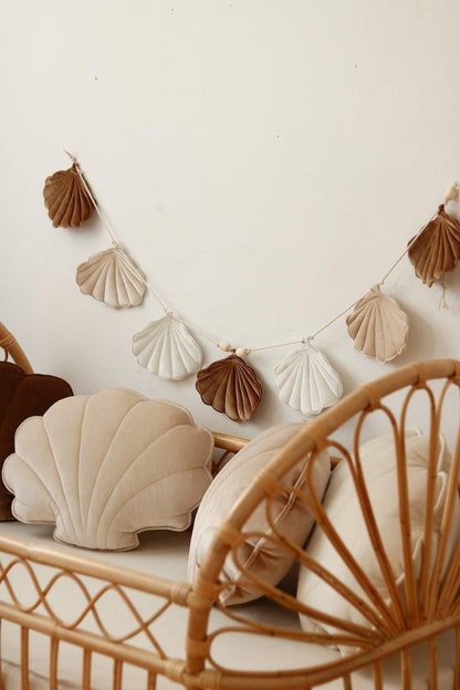 Sametová girlanda moi mili Beige Pearl se sedmi mušlemi v hnědé, béžové a krémové, 3 m
