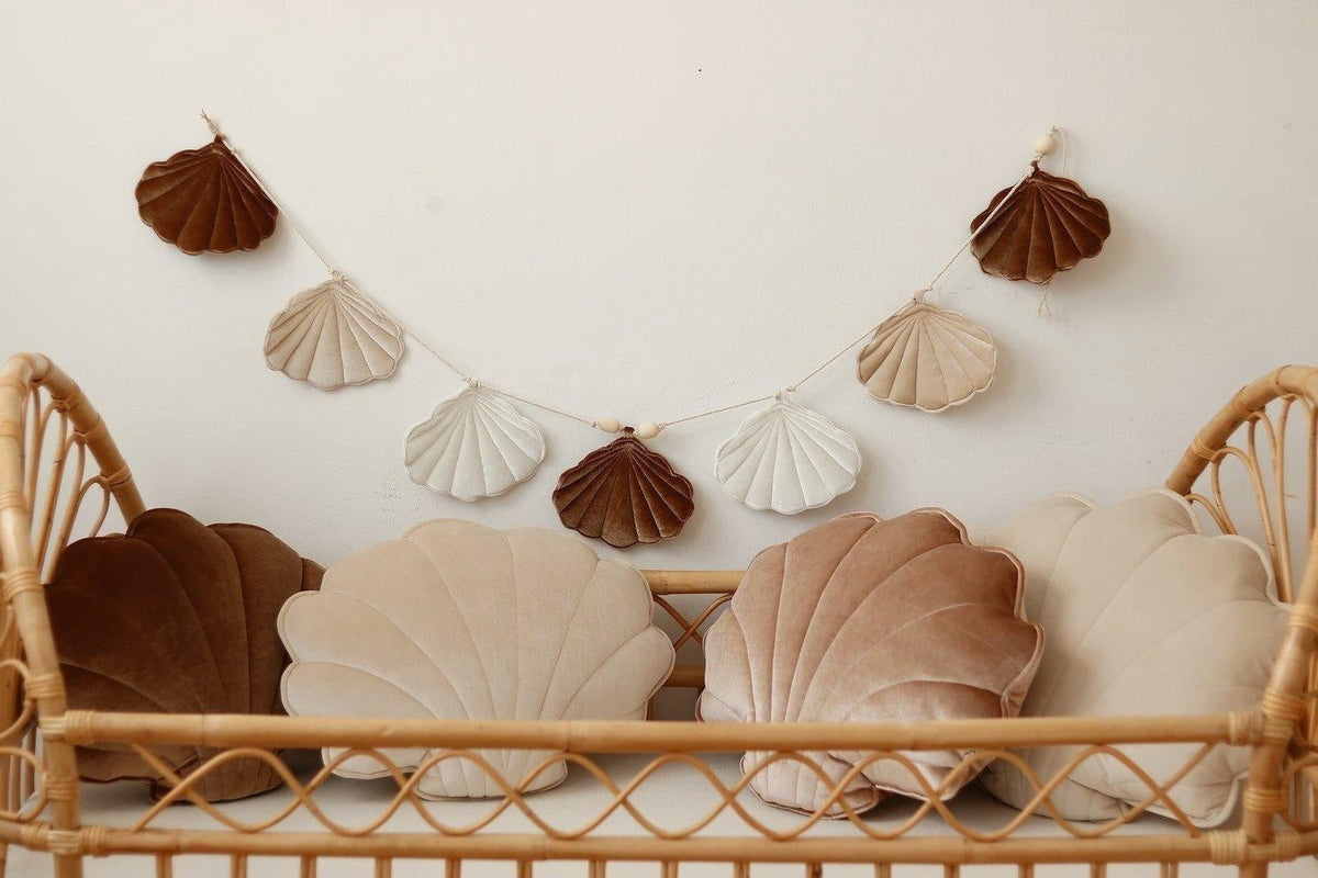Sametová girlanda moi mili Beige Pearl se sedmi mušlemi v hnědé, béžové a krémové, 3 m – fotografie 5