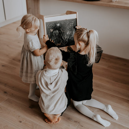 Montessori učící věž s tabulí – samostatnost a kreativita v kuchyni