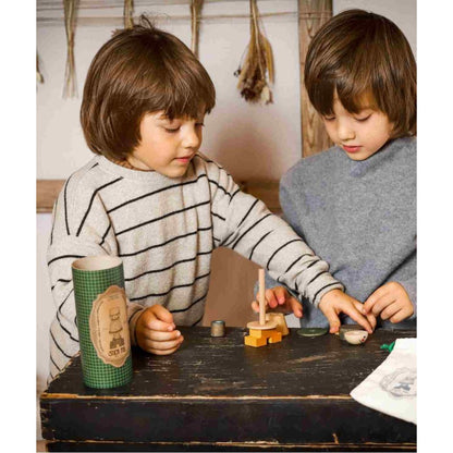 Skládací figurka LALA Wooden Story v červené variantě, kostky různých velikostí na tyčce – pohled 7