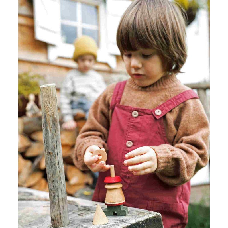 Skládací figurka LALA Wooden Story v červené variantě, kostky různých velikostí na tyčce – pohled 4