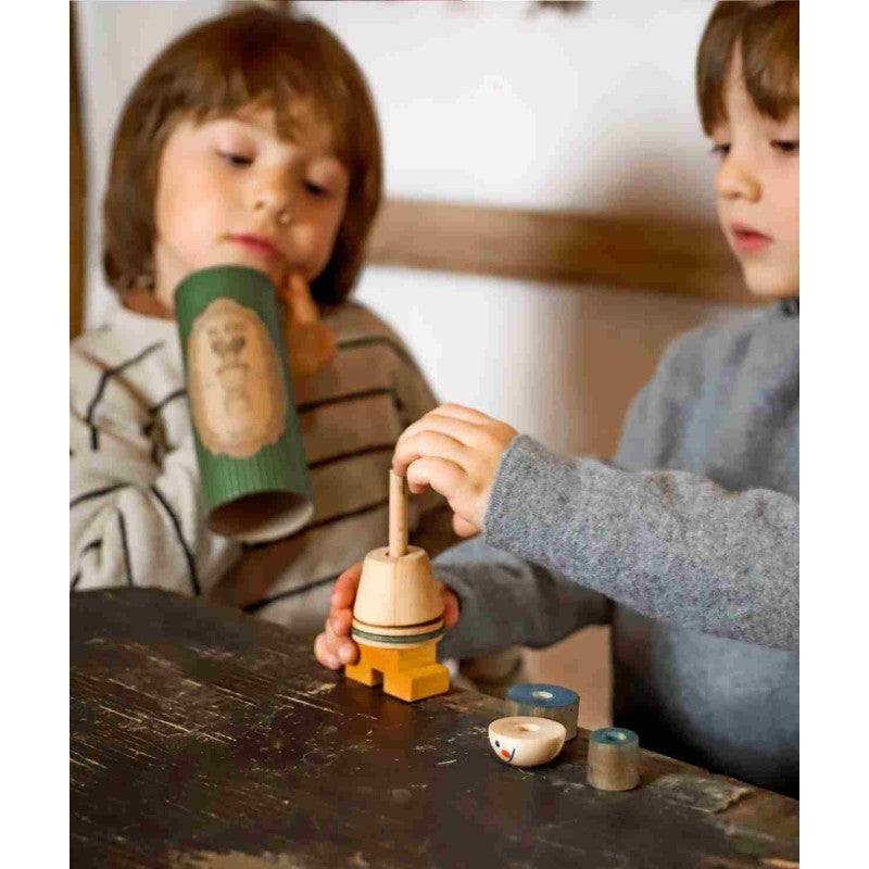 Skládací figurka LALA Wooden Story v červené variantě, kostky různých velikostí na tyčce – pohled 5