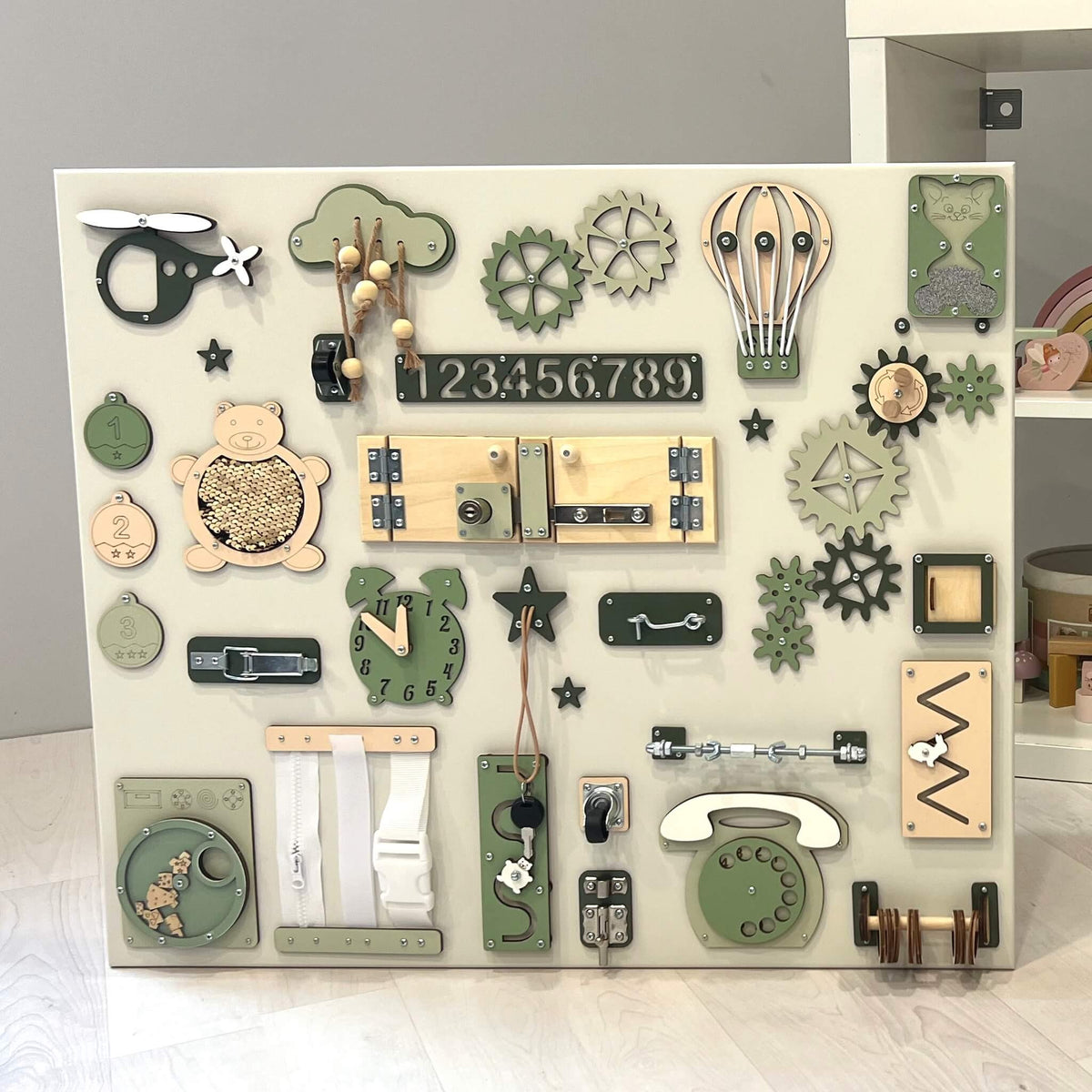 Velký activity board na zeď pro učení BusyBunnyToys 60 × 70 cm, šalvějově zelené provedení – fotka 7