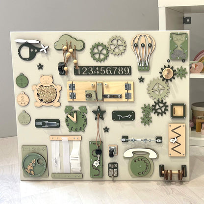 Velký activity board na zeď pro učení BusyBunnyToys 60 × 70 cm, šalvějově zelené provedení – fotka 7