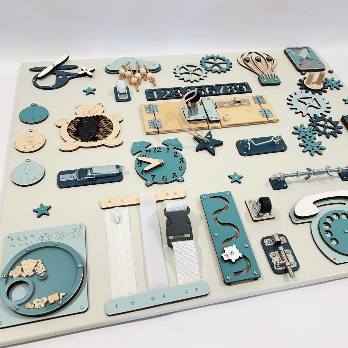 Velký activity board na zeď pro učení BusyBunnyToys 60 × 70 cm, petrolejové provedení, pohled z boku – fotka 3